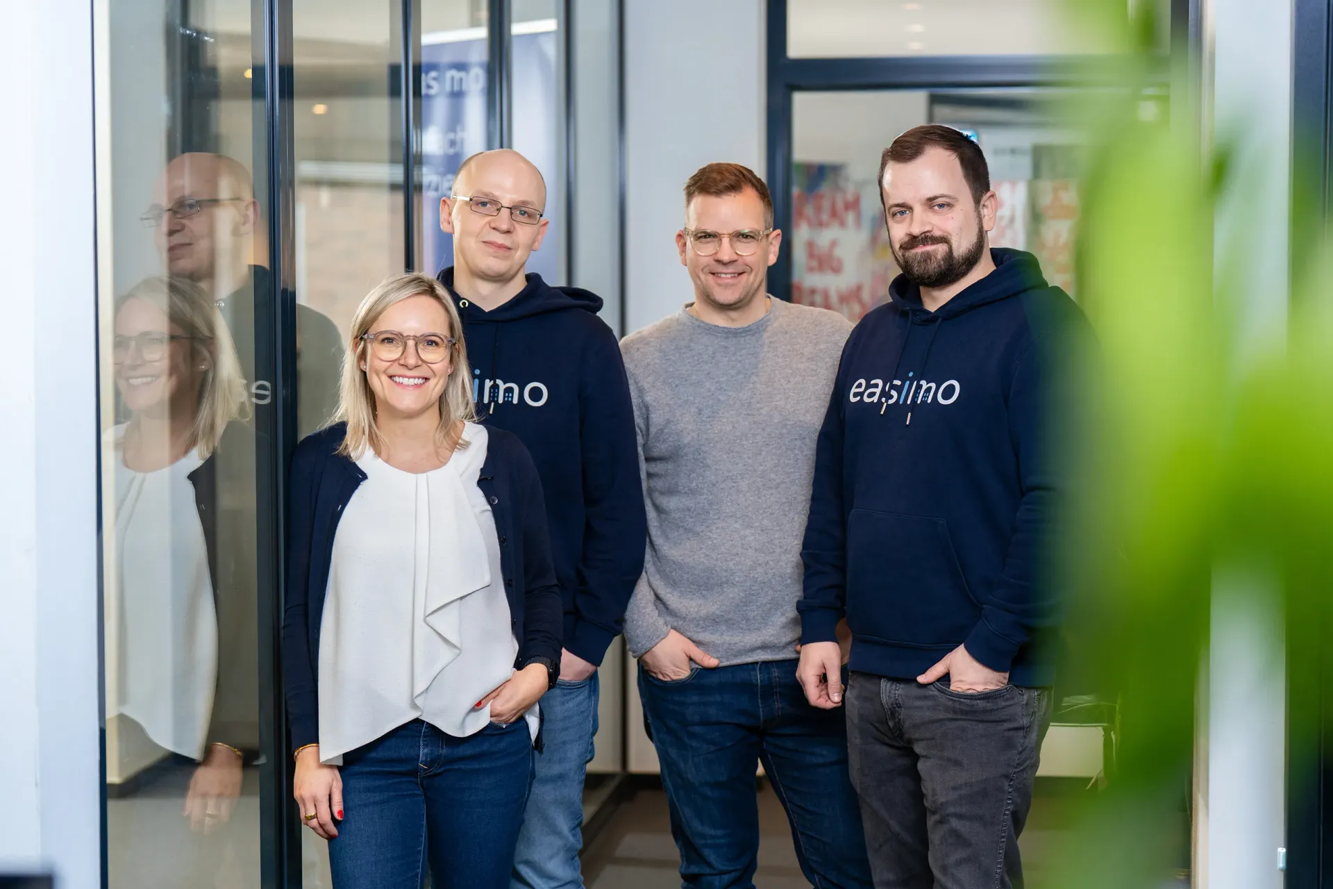 Foto der vier Gründer von easimo im Büro: Vanessa und Florian Böckstiegel, Michael Dietrich und Bernd Zelba