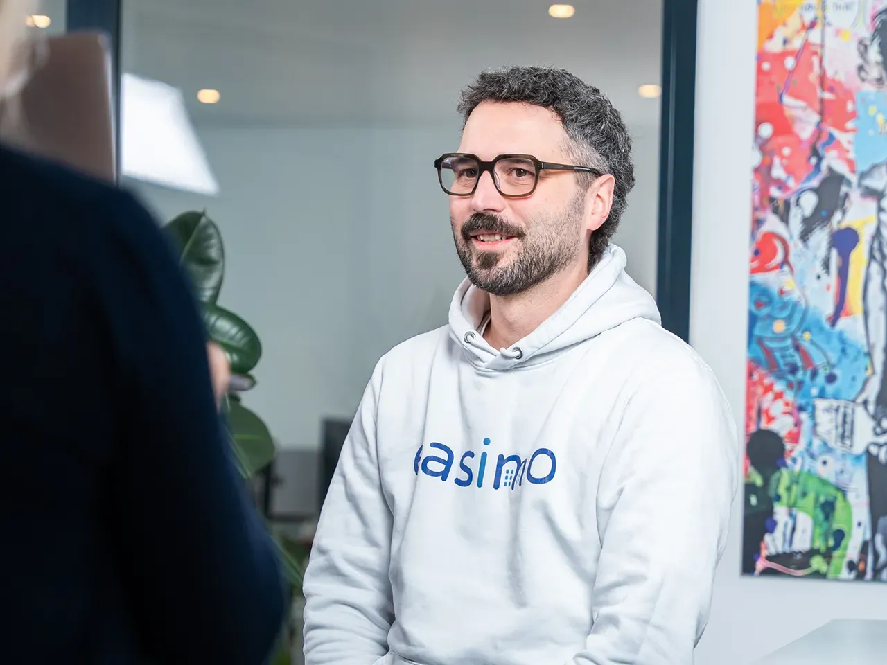 Migration bei easimo: Mitarbeiter im Beratungsgespräch zur Datenübernahme in die webbasierte Immobilienverwaltungssoftware.