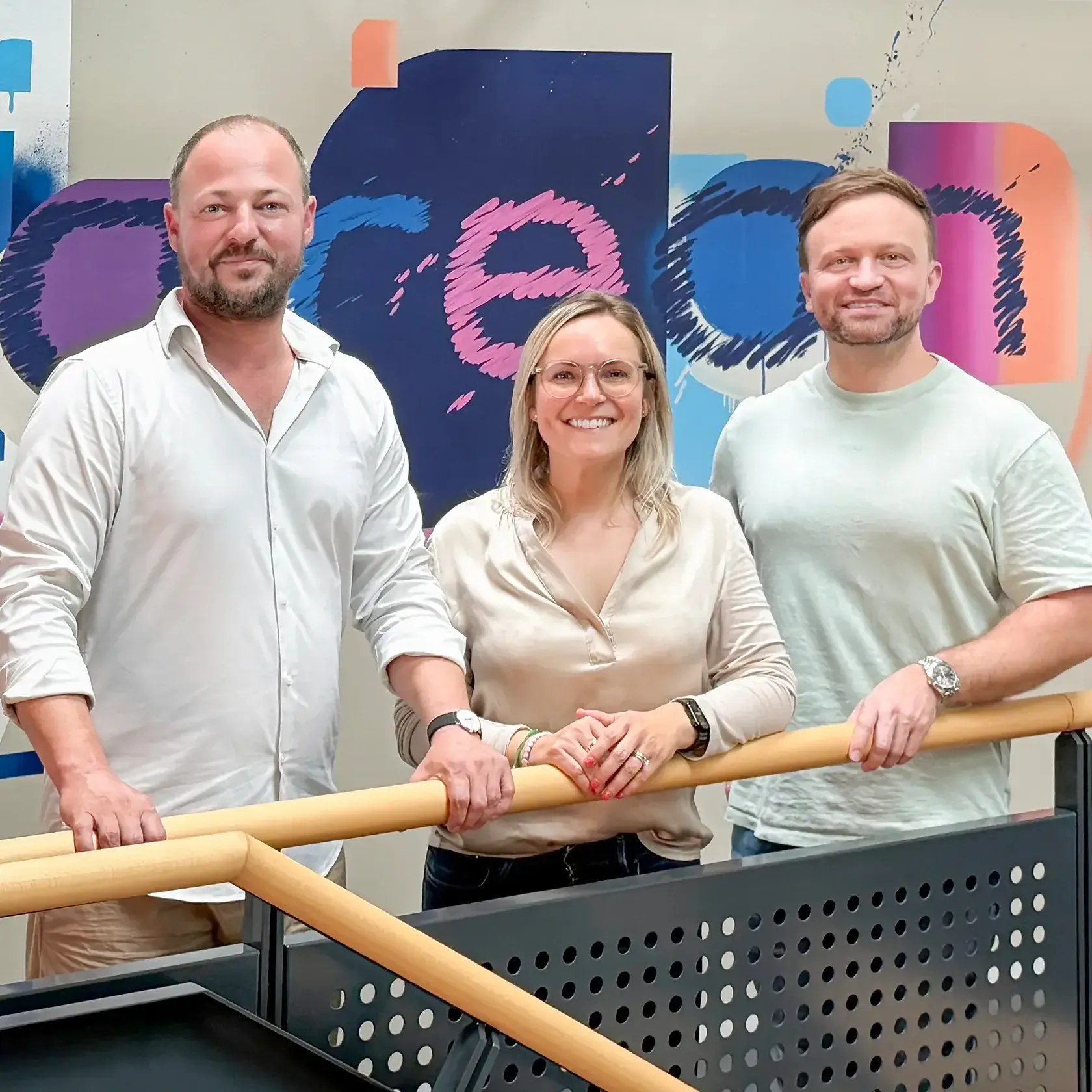 Mitarbeiter von easimo arbeitet mit Haftnotizen an Ideen für die All-in-one-Softwarelösung zur digitalen Immobilienverwaltung.